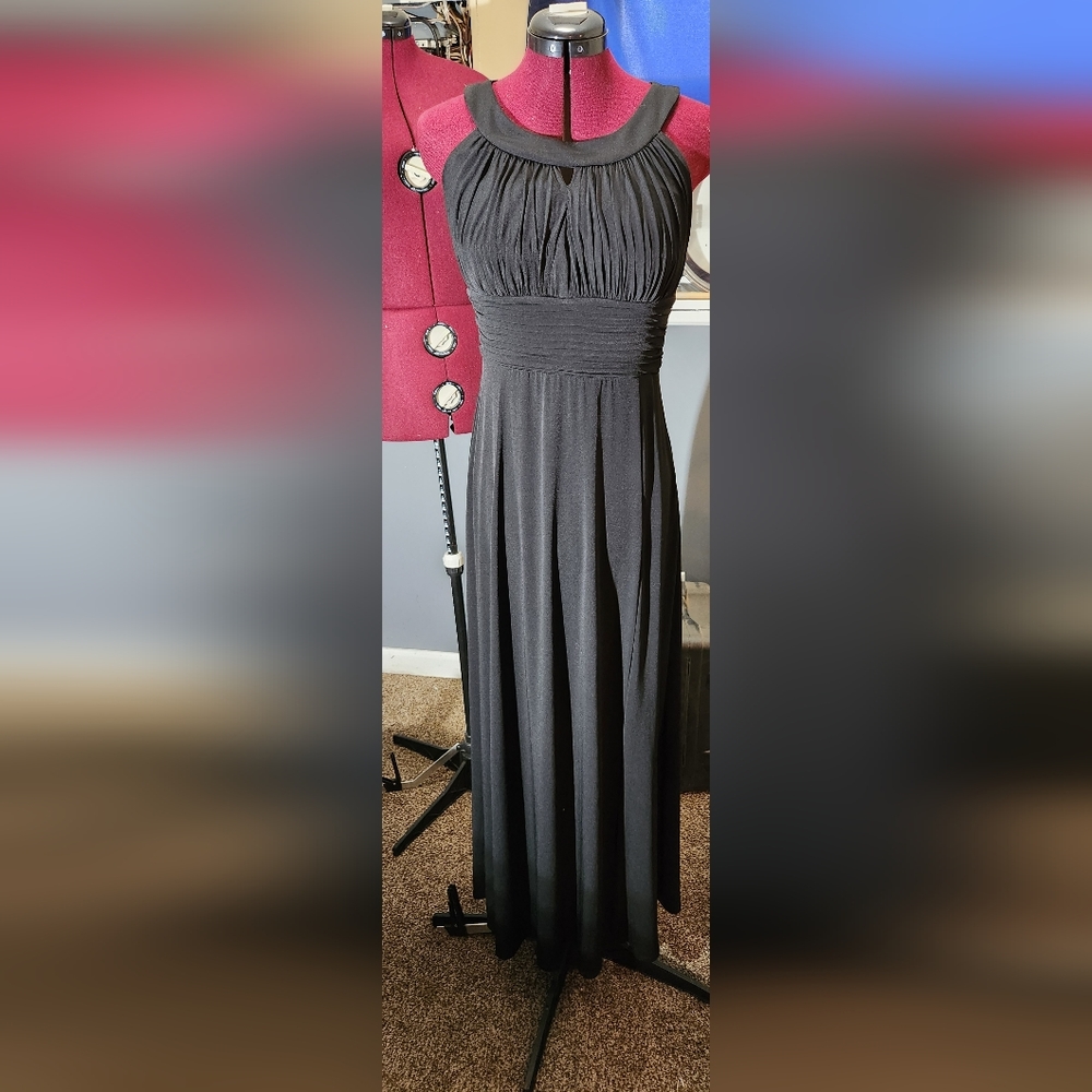 Flowy black dress perfect for dances, dates or bridesmaids.